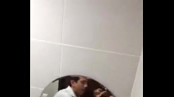 Xxx rubia hace pete en baño publico