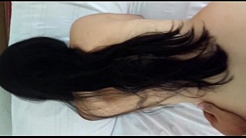 Mujer negra culona de cabello rubio