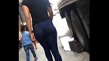 Mujeres en tanga en la calle