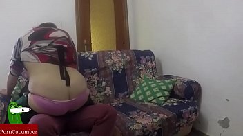 Adolescente follando con la abuela dormida en el sofa