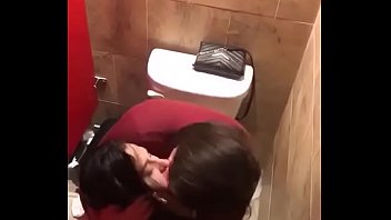 Mujeres asiendo del baño