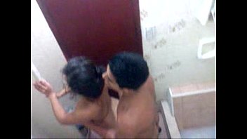 Videos porno en baños publicos