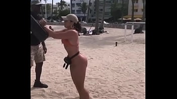 Pillados haciendo el amor en la playa