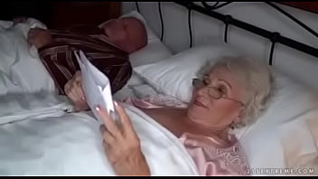 Videos porno xxx abuela rubia es espiada mientras se cambai