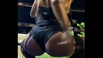 Anitta dançando quadradinho