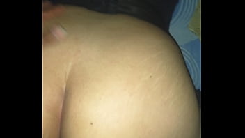 Chica adolecente se masturba viendo porno