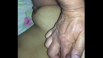 Viejo pervertido coje nenita porno