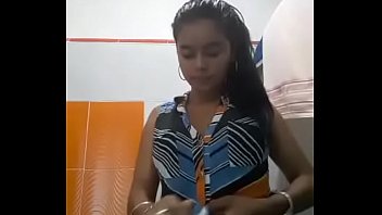 Mujeres desnudas enseñando las tetas