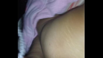 Adolecente tetona juega con sus tetas en la cama