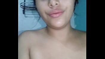 Jovencita muy linda mostrandose desnuda por webcam