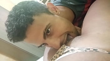 Porno de maduras masturbandose con bragas y durmiendo