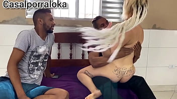 Afeminada loirinha baixinha nua anal